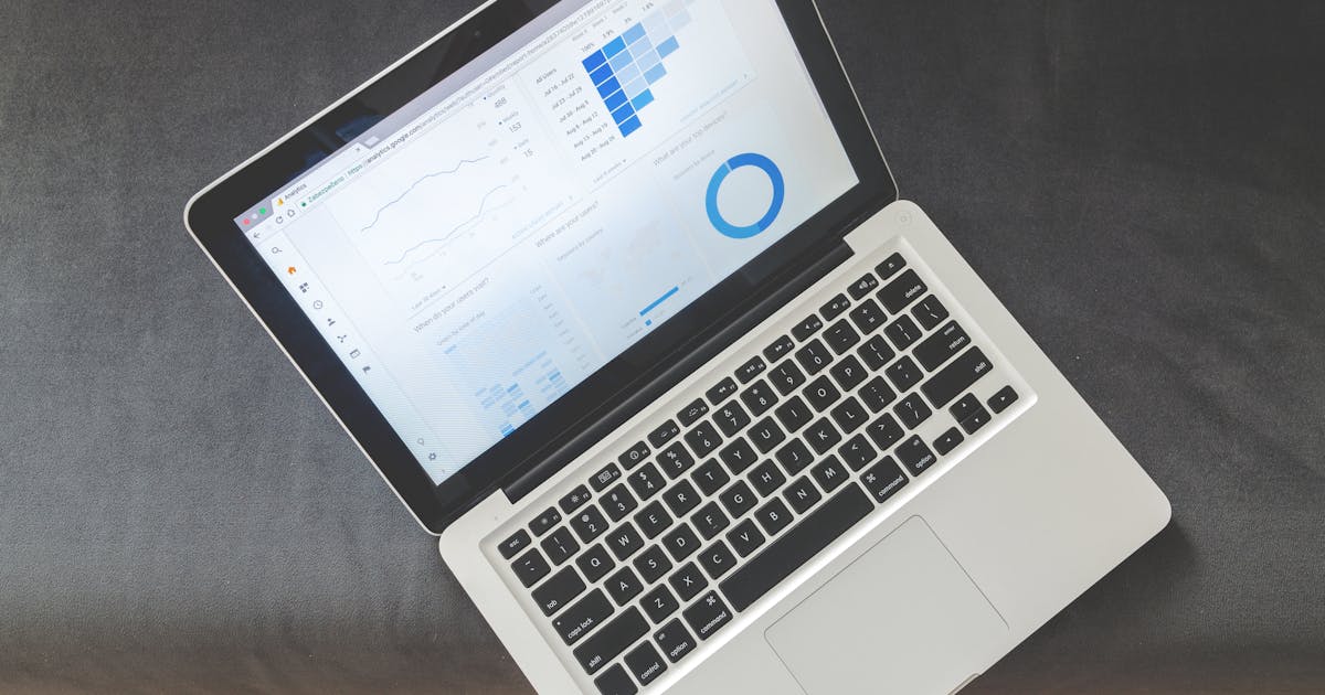 Dizüstü bilgisayarda veri analizi ve dashboard ekranı